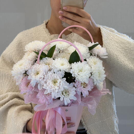 Композиция с розовой кустовой хризантемой