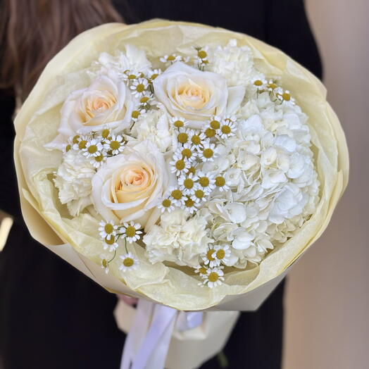 Букет с ромашками, гортензией и пионовидными розами 🌼