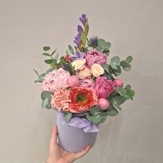 Интересная композция с пионами в фиолетовых тоннах💜