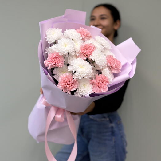 🌸 «Нежный дуэт: кустовые хризантемы и розовые диантусы» 🌸