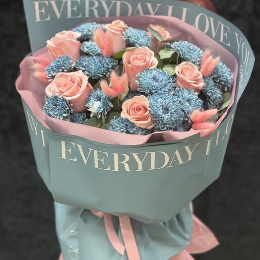 Букет из роз и хризантем «Everyday I Love You: букет с посланием»