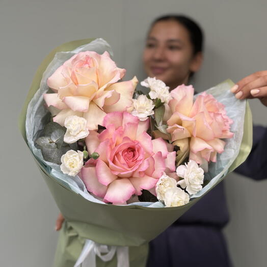Авторский букет из французских роз и диантусов💐