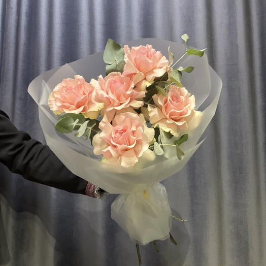 Букет из нежно- розовых роз фрутетта с эвкалиптом 5 штук 🌸🥰