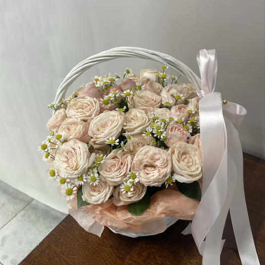 Кустовые розы в корзине