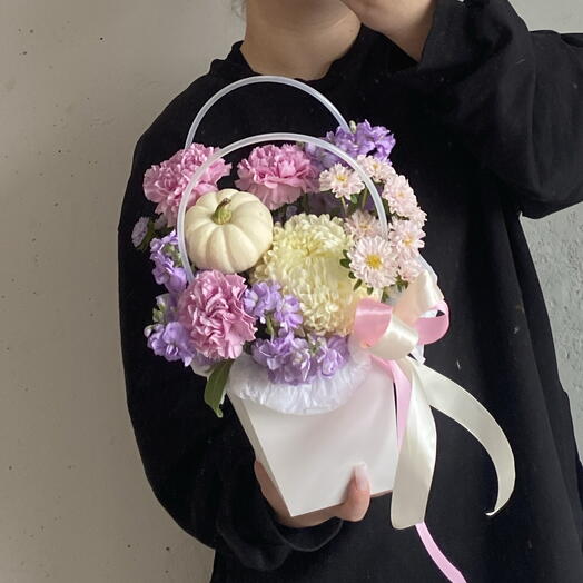 Композиция нежная в сумочке с маттиолой, хризантемой, тыквой и астрой 💜🌸