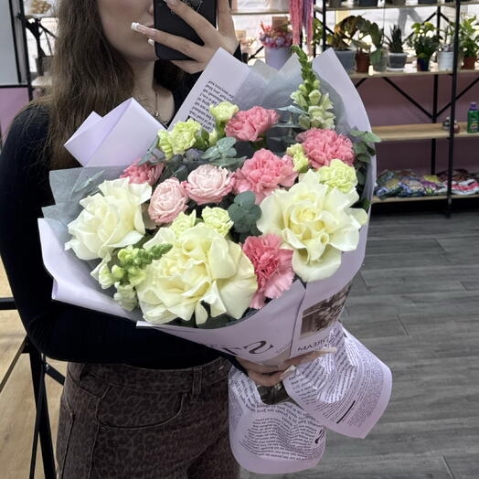 Букет ажурных роз, гвоздик и кустовых роз