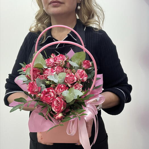 Композиция Пламенное сердце из кустовой розы и эвкалипта