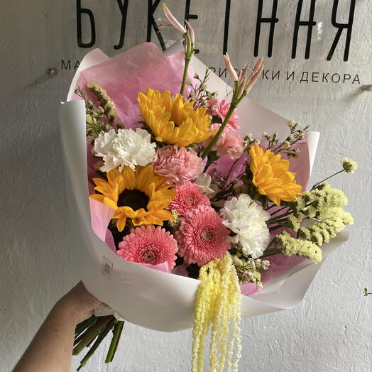Яркий букет с подсолнухами