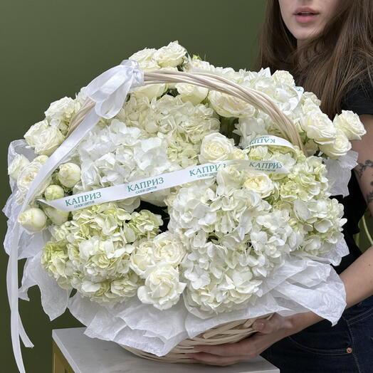 Корзина с цветами. Гортензия , кустовые розы