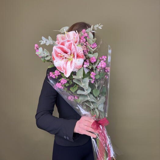 Букет с амариллисом и веткой ягод 🌸🩷🌸