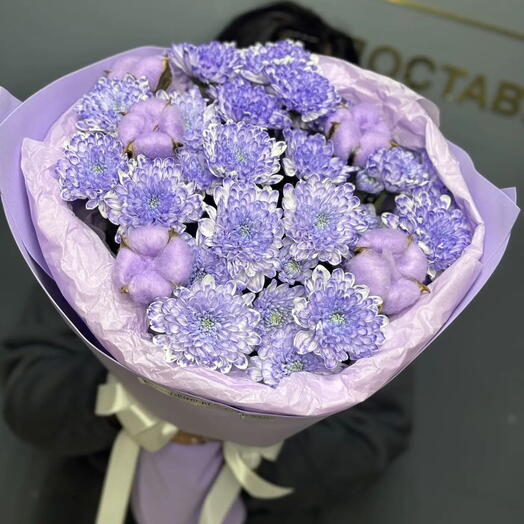 Букет из сиреневых хризантем с хлопком