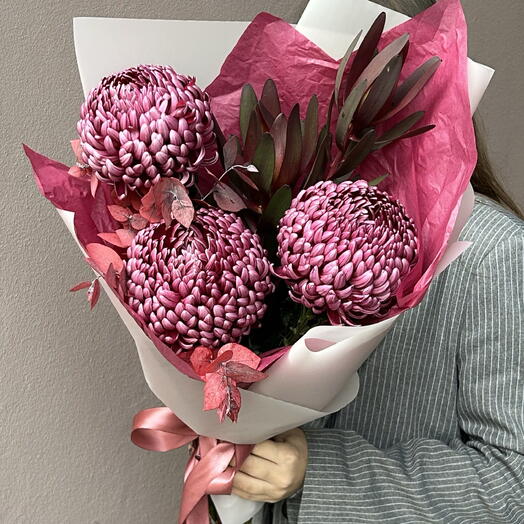 Букет «Яркий ноябрь» с хризантемами и леукадендроном💟
