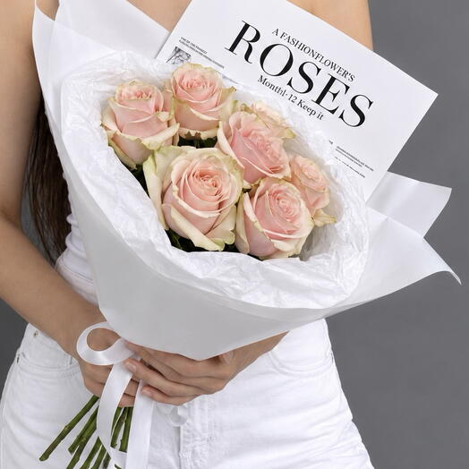 Моно букет из 7 эквадорских розовых роз в упаковке «Roses»
