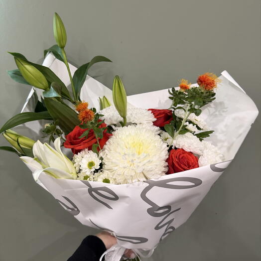букет из лилии , картамуса и роз