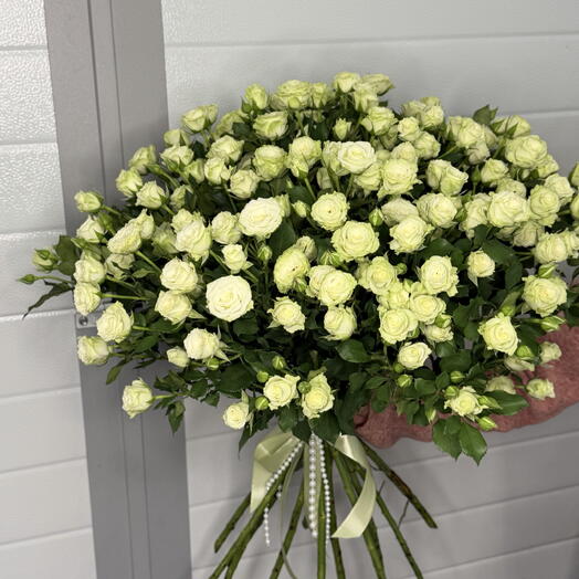 Букет из белых кустовых роз 15 шт