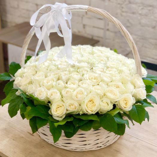 La papelera de reciclaje de 101 de la rosa blanca