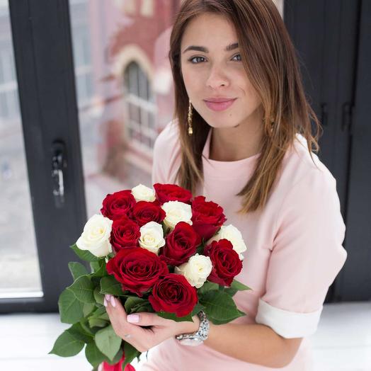 "NK" 15 rosas rojas y blancas cerca de Moscú