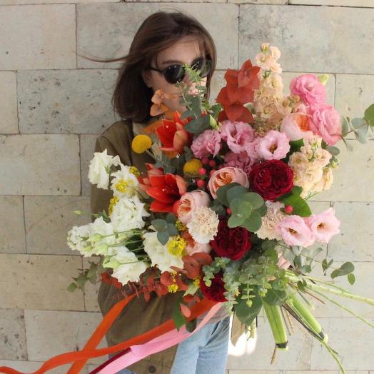 Пионовидные розы, сирень, колокольчики, маттиола и амариллисы - Вау букет