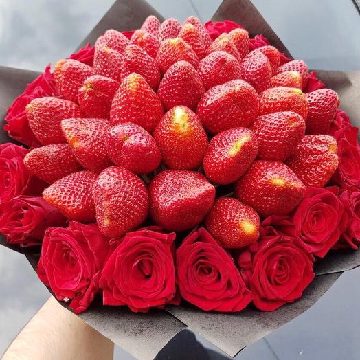 Букет из клубники с красными розами