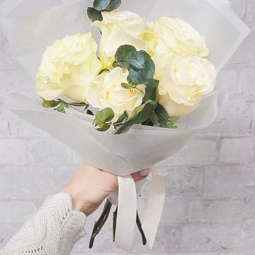 Bouquet of 5 white roses with eucalyptus