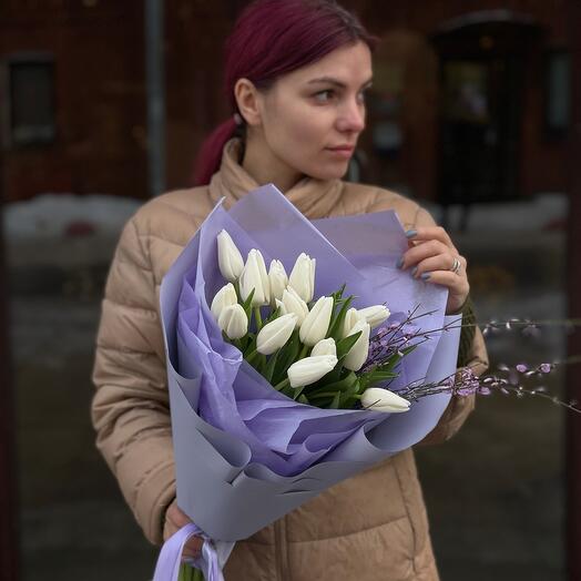 Тюльпаны с генистой