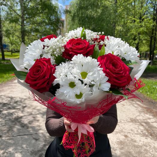 Букет из роз и хризантем