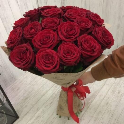 Bouquet of 15 scarlet roses (60cm) in kraft paper