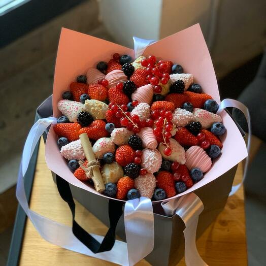 Клубничный букет «Нежность» M