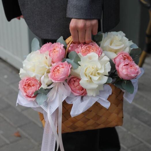 Корзина с пионовидными розами🎀