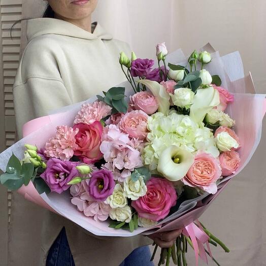 Ramo prefabricado con gortnnnzii, rosas y callas