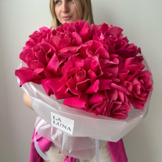 A bright bouquet of inverted roses