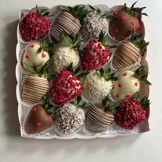 Juego de fresas cubiertas de chocolate con corazones