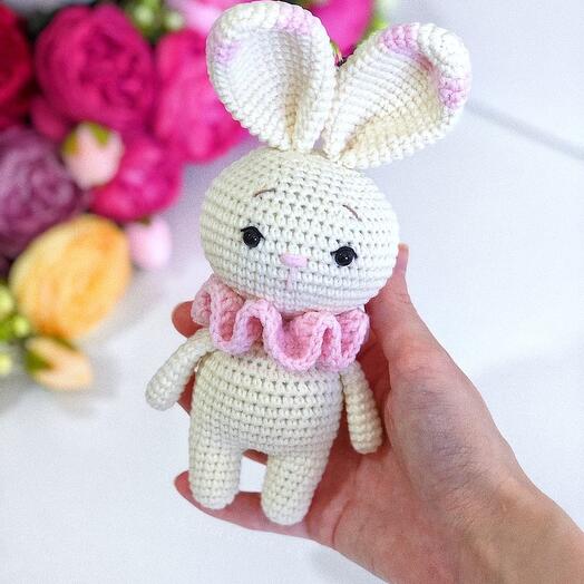 Мини игрушка зайчик молочный и розовый. Вязаная игрушка зайка для ребенка
