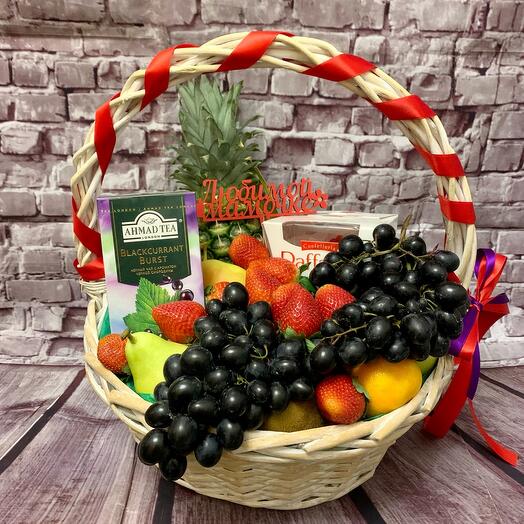 Корзина с фруктами и конфетами