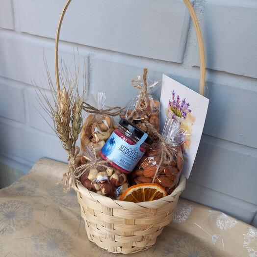 Gift set Basket with nuts and honey