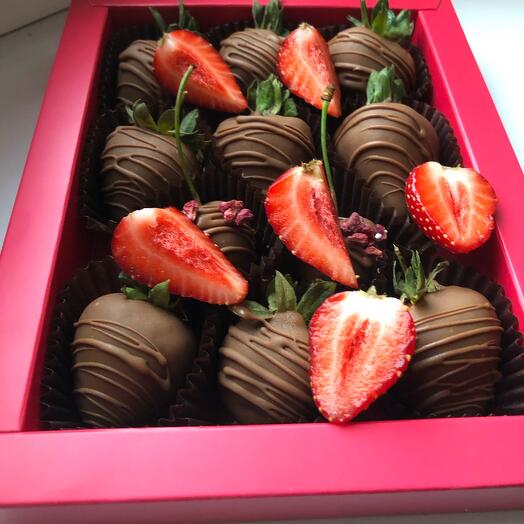Fresas y cerezas cubiertas de chocolate