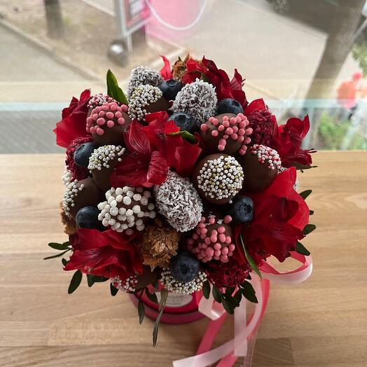 Hatbox with chocolate-covered strawberries