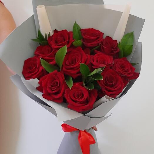 Bouquet of 11 red roses "Parisian"