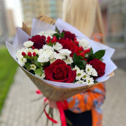 Ramo con rosas, bayas y Santini