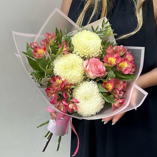 Букет с хризантемами и альстромерией