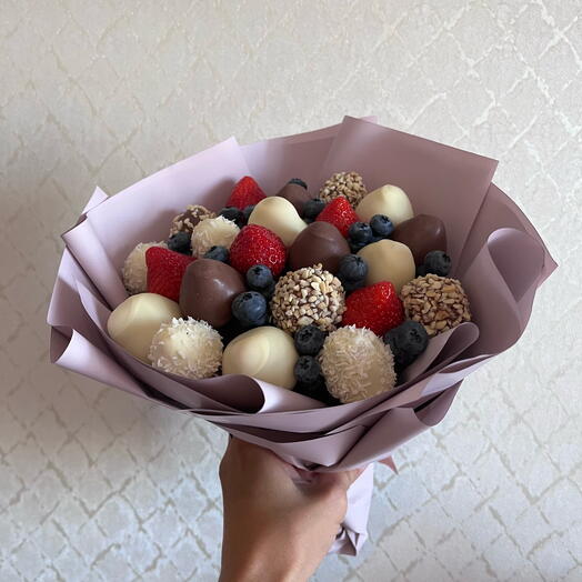 Bouquet of strawberries in milk chocolate