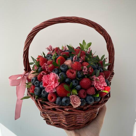 Ягодная корзинка с гвоздикой
