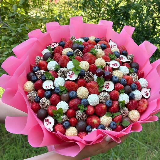 Букет из конфет и клубники. Диаметр30 см
