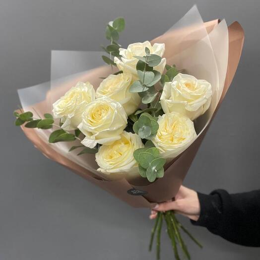 Моно из 7 белых роз с эвкалиптом