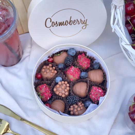 Strawberry gift set in milk chocolate 12-14 pieces