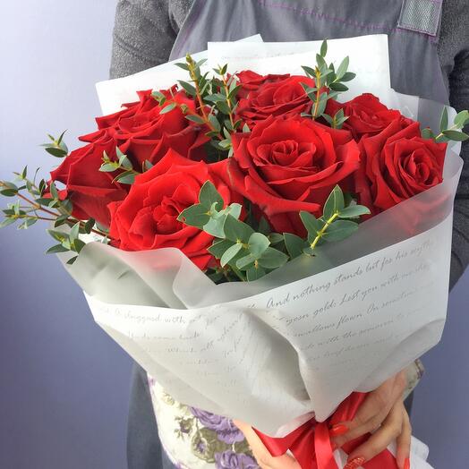 Rosas rojas con eucalipto
