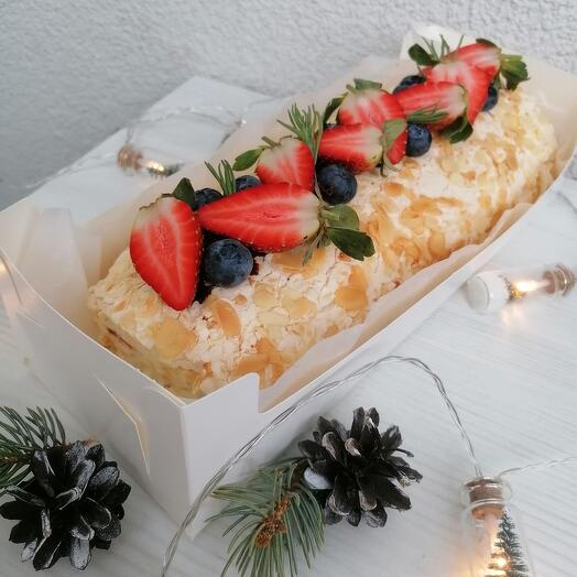 Меренговый рулет с клубникой