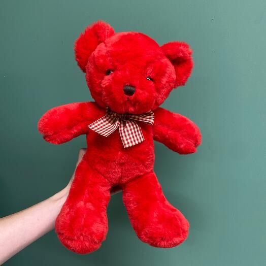 Красный плюшевый медведь