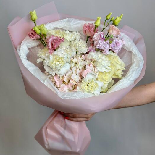 Букет с диантусом и эустомой