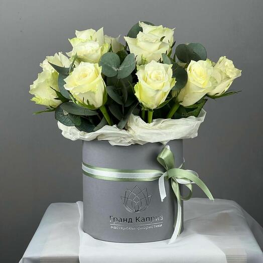 Композиция из роз Атена с эвкалиптом (15 шт)